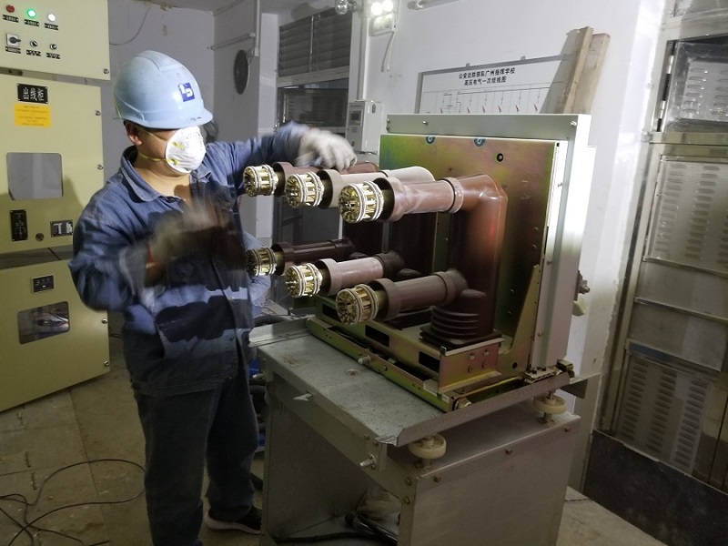 學(xué)校須定期進(jìn)行配電房維保，防止工作電路老化發(fā)生故障