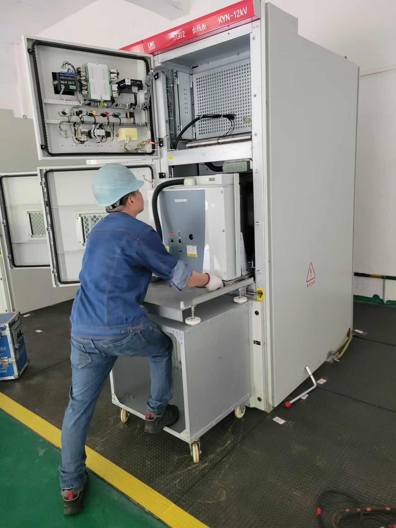 機(jī)電設(shè)備上門安裝正規(guī)，正規(guī)體育館場地?zé)艄夂鸵繇懺O(shè)備安裝案例